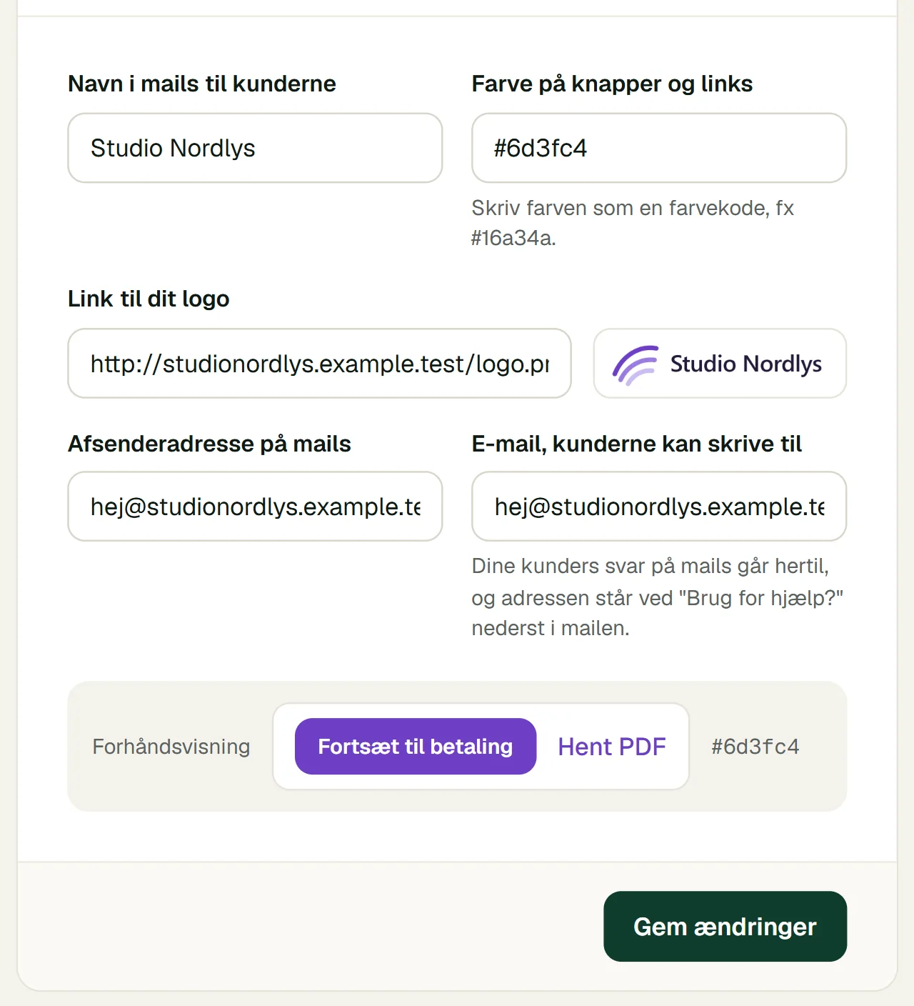 Brand-indstillingerne: navn i mails, farve på knapper og links, logo, afsenderadresse og en forhåndsvisning af knap og link.