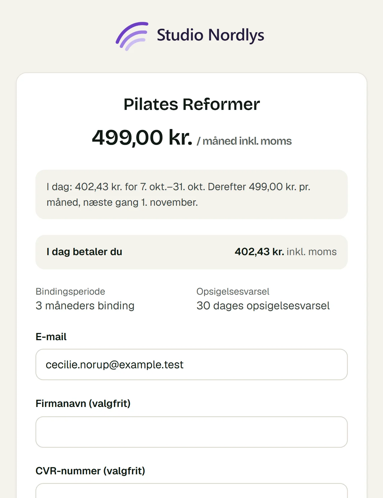Betalingssiden for Pilates Reformer med Studio Nordlys’ logo og farve: prisen pr. måned, beløbet der betales i dag, binding og opsigelsesvarsel.