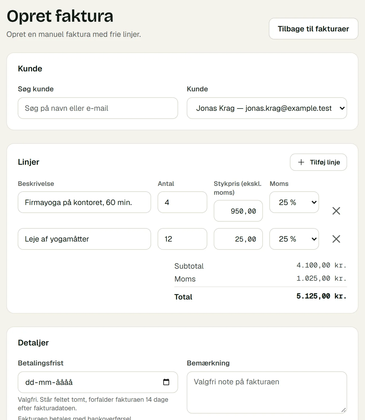 Formularen »Opret faktura« med kunde, to fakturalinjer med antal, enhedspris og moms og en total på 5.125,00 kr.