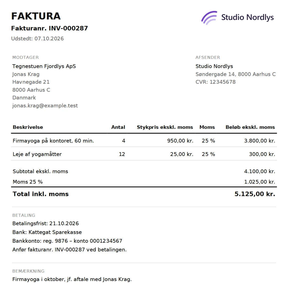 Faktura som PDF med Studio Nordlys’ logo, fakturanummer, to linjer med 25 % moms, total på 5.125,00 kr. og bankoplysninger til betalingen.