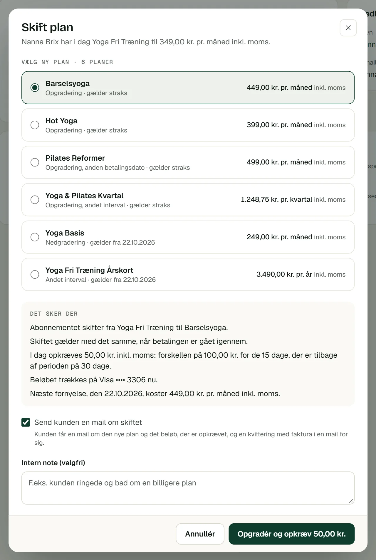Dialogen »Skift plan«, hvor en opgradering til Barselsyoga er valgt, og det forklares, at der i dag opkræves 50,00 kr. for resten af perioden.
